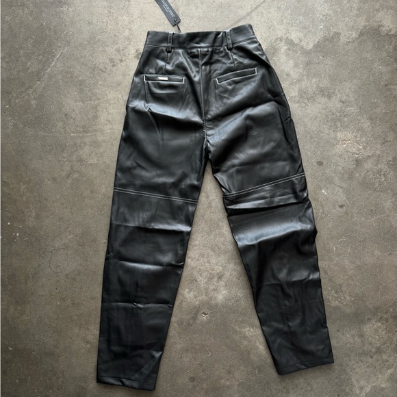 Maniere de Voir adjustable size faux leather - Picture 2 of 6